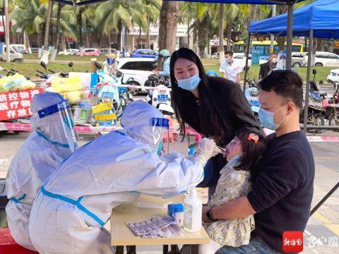 演练现场，一家四口来参与核酸采样，2岁半的小孩也参与采样。实习生殷天舒摄