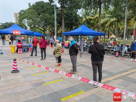 市民严格疫情防控要求，间隔1米排队等待核酸采样。实习生殷天舒摄